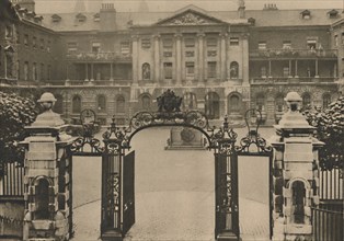 'Entrance to Guy's Hospital with the Founder's Statue in the Centre of the Courtyard', c1935. Creator: Donald McLeish.
