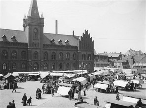 Market in the Town Hall Square, Landskrona, Sweden, 1904. Artist: Unknown