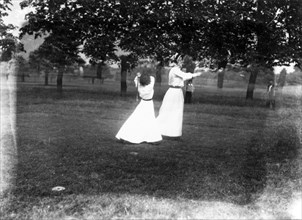 Ladies on the golf links, Bulwell Hall Park, Nottingham, Nottinghamshire, 1910. Artist: Unknown