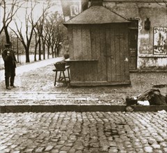 An onlooker observes a dead man left in the streets, Russia, early 20th century. Artist: Unknown