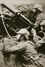 German soldiers manning a machine gun, World War I, c1914-c1918. Artist: Unknown