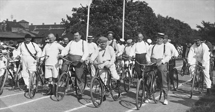 Veterans' bicycle race, Landskrona, Sweden, c1910. Artist: Unknown