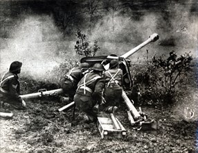 New Zealand anti-tank gun crew in action, near Cassino, Italy, World War II, 1944. Artist: Unknown