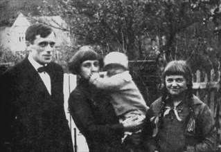 Marina Tsvetaeva with husband and children. Prague, 1925.