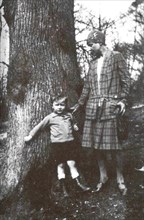 Marina Tsvetaeva with her son, 1928.