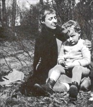 Marina Tsvetaeva with her son, 1928.