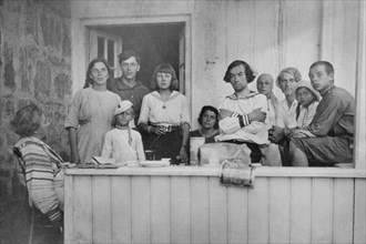 Elena Voloshina, Vera Efron, Marina Tsvetaeva, Yelizaveta Efron, Vladimir Sokolov, Maria Kudasheva, Michail Feldstein, Leonid Fe, 1913.