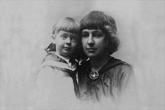 Marina Tsvetaeva with daughter Ariadne, 1916.