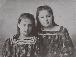 Marina Tsvetaeva with sister Anastasia, 1905.
