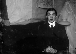 Self-Portrait in the studio in Berlin-Friedenau, 1913-1915.