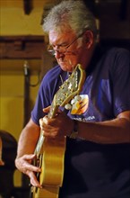 Jim Mullen, Scottish jazz guitarist, The Woodman, Ide Hill, Kent, 2012. Artist: Brian O'Connor.