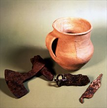 Pot, knife, ax and belt clip. From the Goros Cave in Hueto Arriba (Alava, Spain).