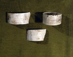 Marble bracelets decorated with parallel carved lines, from the Bat Cave, Zuheros (Córdoba).