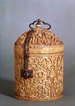 Perfumes container made in ivory, by the Master Halaf of the Cordoba school of Medina Azahara.