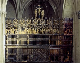 Iron gate with Corinthian pilasters and plateresque ornaments, made between 1518-1520.