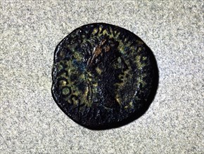 Roman coin of the first half of the first century bC, with a crown head facing right and a legend?