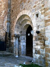 West Portal of the church of Santa Maria in Cap d'Aran Tredós, the portal has three round arches ?