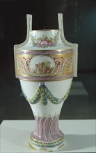 Porcelain vase, made by Buen Retiro Factory (1769-1812).