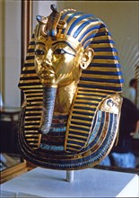 Tutankhamun death mask made of solid gold encrusted with precious stones, found by H. Carter in 1?