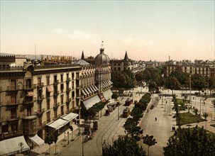 General view of the Catalonia Square, in Barcelona, ??in the early 20th century, in the foregroun?