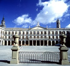 New Square and City Hall of Vitoria, portico area designed by Justo de Olaguibel.