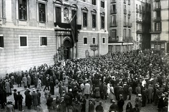 Crowd at the gate of the Palau de la Generalitat, in Plaça Sant Jaume, Barcelona, to visit the fu?