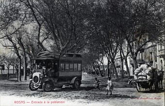 Bus passengers arriving in the town of Roses (Alt Empordà), postcard from the 1910s.