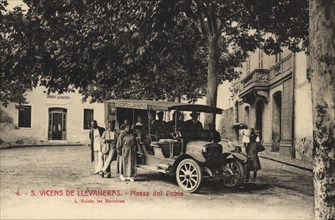 Line bus with passengers at the stop in the Square of Sant Vicens de Llavaneres, on a postcard of?