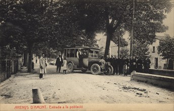 Stop at the entrance to the town of Arenys de Munt on a bus line, postcard 1910s.