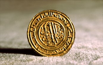 Andalusian gold dinar, also called 'Mancuso', used in Catalan counties during feudal times.