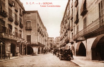 Public vehicles parked on Vi Square, in front of the town hall in Girona, in a postcard from the ?