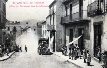 Arrival of a car on the streets of Sant Feliu de Codines, postcard from 1912.