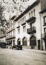 Cars parked in the Plaza de Camprodón (Girona), 1930.