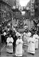 Procession through the Via Layetana in Barcelona on the feast of Corpus Christi, the custody unde?