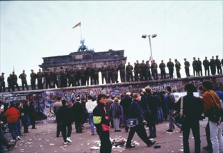 People at the Wall with militars get on it, the day after its fall (10-11-1989), at background th?
