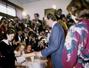 The King Juan Carlos I voting in the referendum on the accession of Spain to OTAN in 1986.