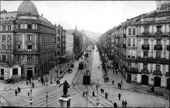 Overview of the Gran Vía de Bilbao, circulating Trams, cars and pedestrians, 1910.