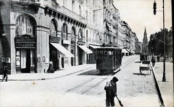 Electric tram running through the Hernani street in San Sebastián, 1900.