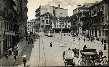 View of the Puerta del Sol de Vigo (Galicia), where trams and cabs are circulating, 1910.