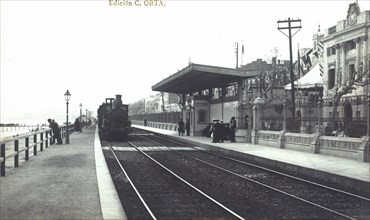 Train running through the El Masnou stop, Barcelona, ??1910.