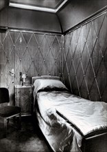 Bedroom cabin in an Italian sleeper carriage, 1950.