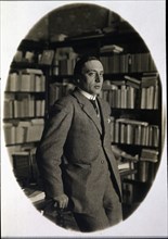 Josep M ª López i Picó (1866-1959), poet and editor Catalan, in his library, 1910.