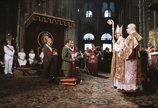 King Juan Carlos I in the Cathedral of Santiago during his visit to Galicia in July 1977.