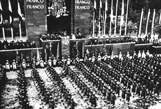 Spanish Civil War (1936 - 1939), Victory Parade of national troops passing in front of the grands?