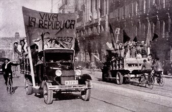 Second Republic, scene of the streets of Madrid with vehicles serving the Republican propaganda, ?
