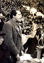 Rafael Alberti (1902-1999), Spanish poet, the poet during a meeting of the Communist Party in the?