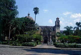 Forecourt of the Cathedral of Cuernavaca with the temple in background, its construction was orde?