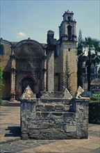Forecourt of the Cathedral of Cuernavaca with the temple in background, its construction was orde?