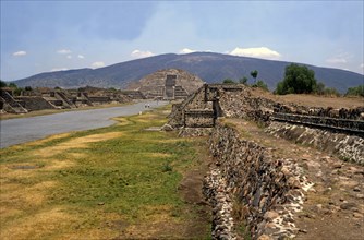 Teotihuacan, 'Avenue of Death', walkway that extends from south to north at whose sides are place?