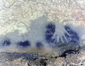 Panel of the points horses (Paintings Room, Pech-Merle Cave): detail of a hand in negative in bla?